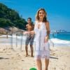 Adriana Esteves posou para a revista 'Caras' na praia de um hotel carioca