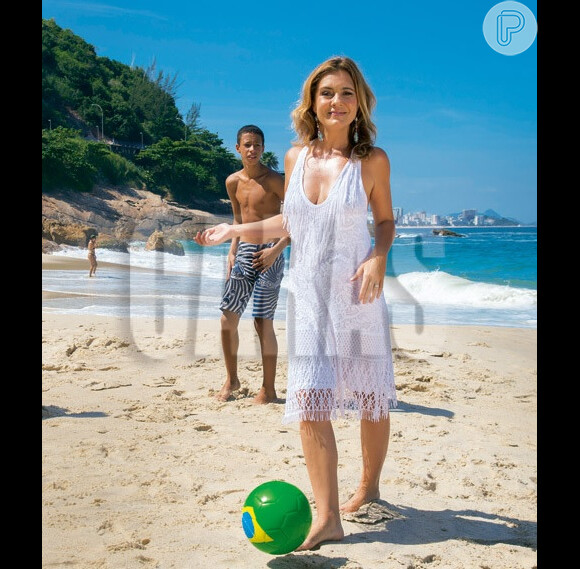 Adriana Esteves posou para a revista 'Caras' na praia de um hotel carioca