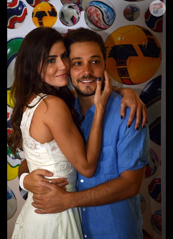 Deborah Secco posa para fotos agarradinha com o namorado, Bruno Torres