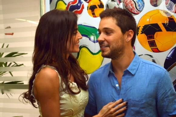 Deborah Secco conversa com o namorado, Bruno Torres