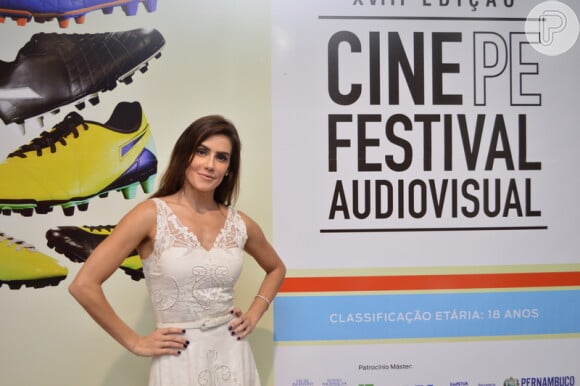 Deborah Secco prestigia o Cine PE Festival Audiovisual e posa com simpatia para fotos