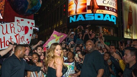 Mariah Carey divulga novo CD na Times Square e causa alvoroço com fãs