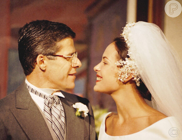 Em 'História de Amor' (1995), Carlos (José Mayer) era casado com Paula (Carolina Ferraz)