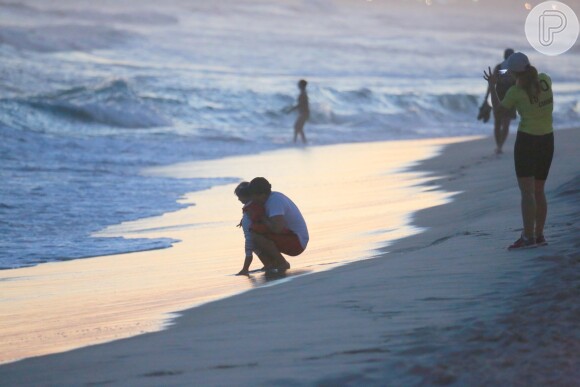 Luciano Huck levou a filha até a água enquanto Angélica fotografava o visual