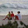 Angélica e Luciano Huck levaram a filha Eva, de 1 ano e 7 meses, neste domingo, 4 de maio de 2014, à praia da Barra da Tijuca, Zona Oeste do Rio de Janeiro