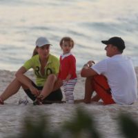 Luciano Huck e Angélica curtem fim de tarde com a filha caçula, Eva, na praia