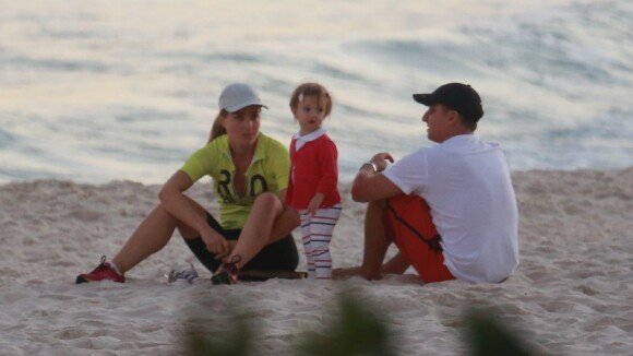 Luciano Huck e Angélica curtem fim de tarde com a filha caçula, Eva, na praia