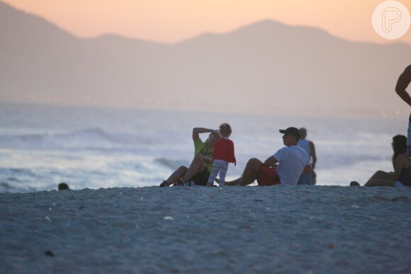 Angélica faz fotos da filha, Eva, na praia e enche a menina de beijos e chamegos