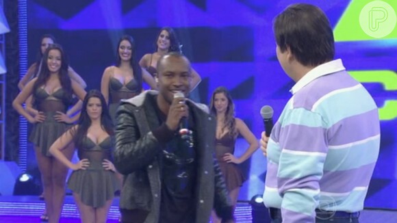 Thiaguinho conta para Faustão que falou um palavrão após beijar Fernanda Souza pela primeira vez