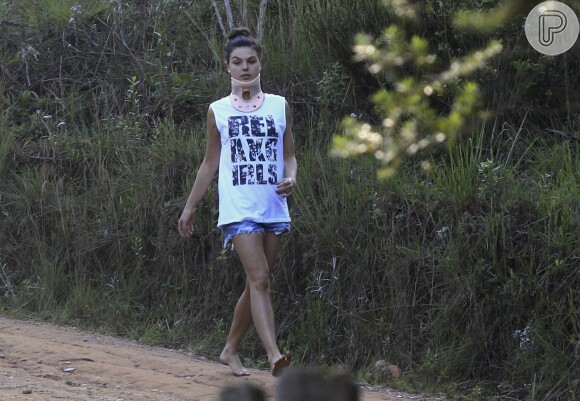 Isis Valverde foi vista com amigos e familiares durante um passeio em cachoeira, em Minas Gerais