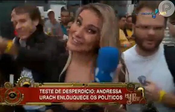 Andressa Urach se divertiu na estreia como repórter