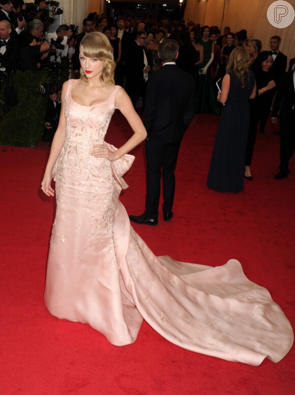 Taylor Swift veste Oscar de La Renta no Met Gala 2014