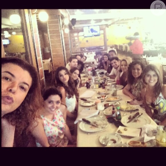 Em seu Instagram, o promoter David Brazil publicou uma foto da mesa cheia de famosos