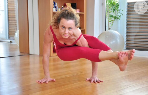 Carolyna Aguiar concluiu sua formação de professora de yoga em 1998, no Ashram Shree Muktananda, em Nova York