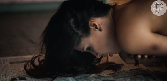 Pitty aparece somente de topless no início do vídeo e faz uma narrativa de perdas e ganhos, com referência a história de sua vida