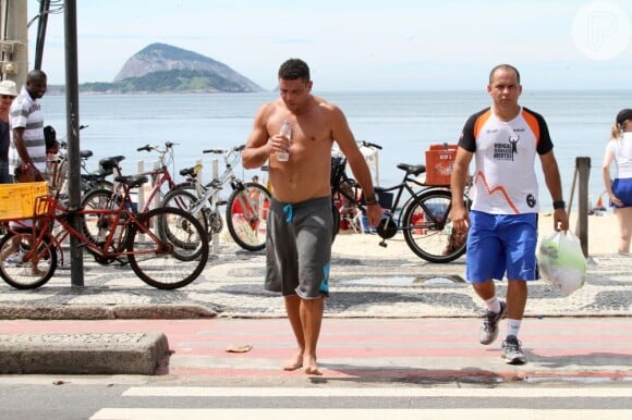 Descalço e sem camisa, Ronaldo aproveita o Rio de Janeiro