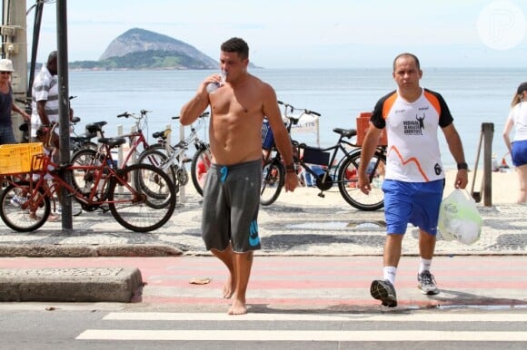 Ronaldo dispensou a camisa mesmo fora do calçadão