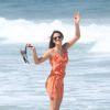 Bruna Marquezine grava 'Em Família' em praia do Rio de Janeiro (8 de maio de 2014)