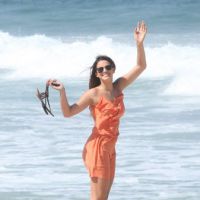 Sorridente, Bruna Marquezine grava 'Em Família' com Julia Lemmertz na praia