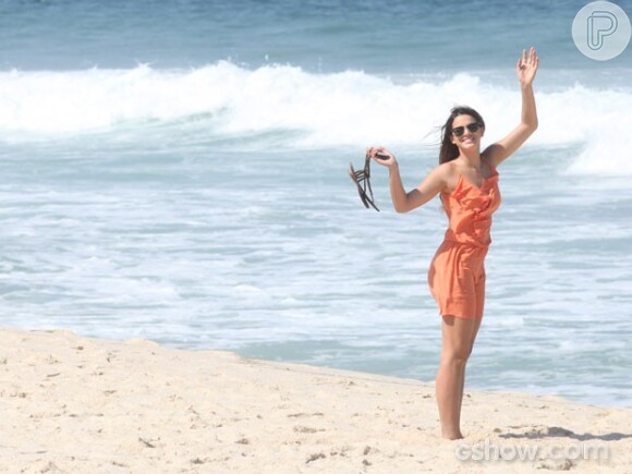 Bruna Marquezine grava 'Em Família' em praia do Rio de Janeiro (8 de maio de 2014)