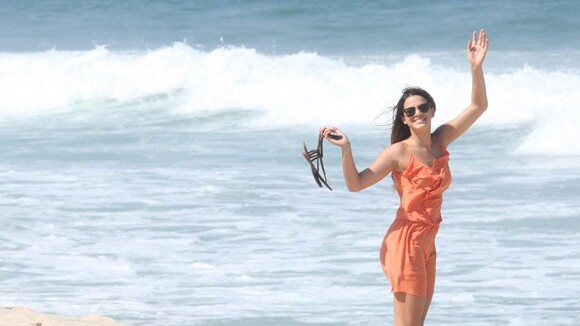 Sorridente, Bruna Marquezine grava 'Em Família' com Julia Lemmertz na praia