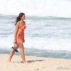 Bruna Marquezine caminha na praia durante gravação de 'Em Família'