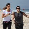 Bruna Marquezine corre na praia com Thiago Mendonça durante gravação de 'Em Família'