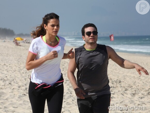 Bruna Marquezine corre na praia com Thiago Mendonça durante gravação de 'Em Família'