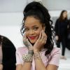Após aparecer com look ousado, Rihanna investiu em um vestido recatado para ir a evento da Dior