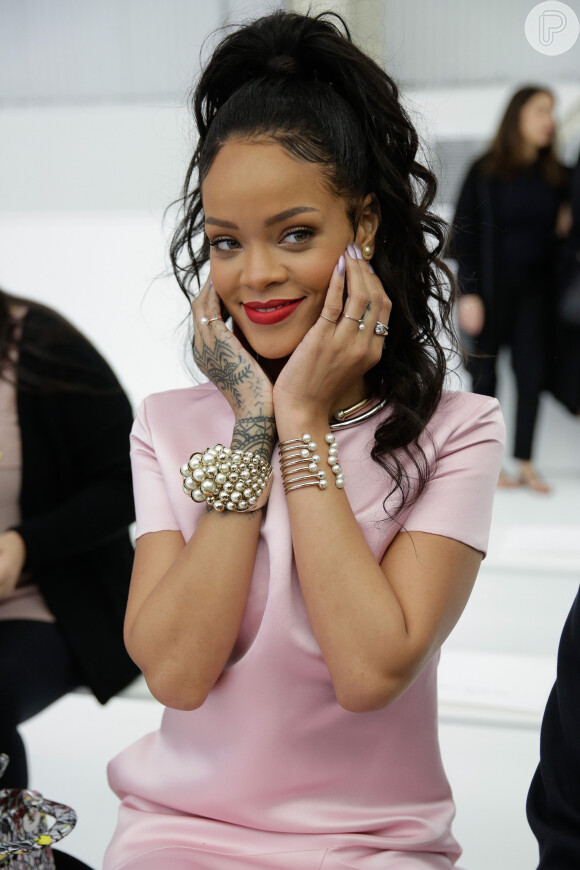 Após aparecer com look ousado, Rihanna investiu em um vestido recatado para ir a evento da Dior