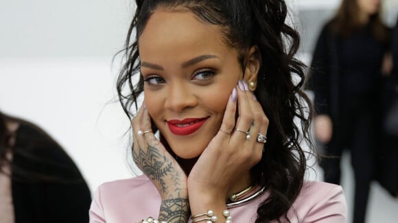 Rihanna deixa o estilo sexy de lado e opta por look comportado em evento da Dior