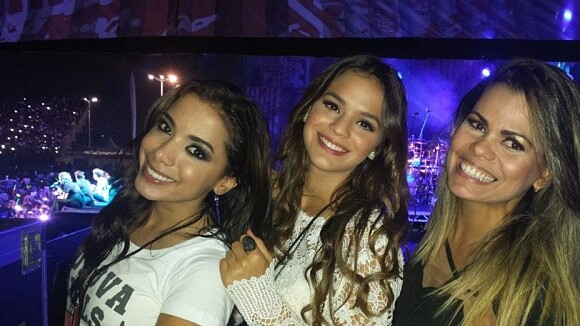 Bruna Marquezine e Anitta assistem juntas ao show do One Direction no palco