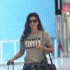 Bruna Marquezine caminha pelo aeroporto com look estiloso