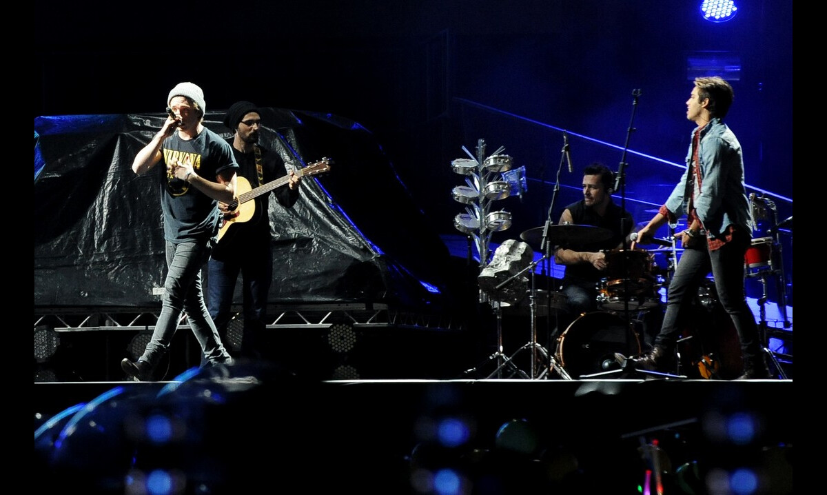 Foto Boy band brasileira P9 abriu o show do One Direction em São Paulo