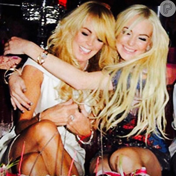 Lindsay Lohan postou uma foto na balada com a mãe, Dina