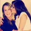 Camilla Camargo publicou uma foto beijando a mãe, Zilu Camargo