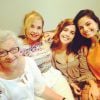 Emanuelle Araújo homenageou as quatro gerações da família posando com a filha, a mãe e a avó