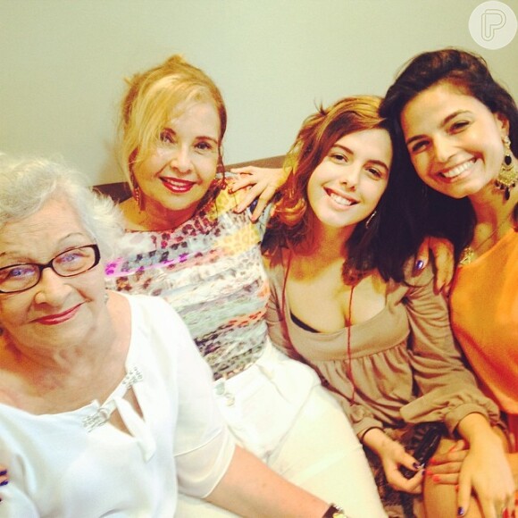 Emanuelle Araújo homenageou as quatro gerações da família posando com a filha, a mãe e a avó