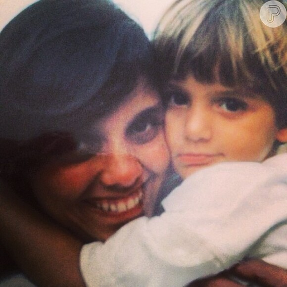 Bruno Gissoni aparece abraçado à mãe, Ana