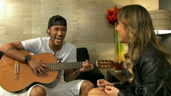 Neymar aprende a tocar violão com Claudia Leitte no 'Fantástico'