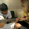 Neymar tenta aprender hit de Claudia Leitte e promete: 'Vou dar minha vida nisso'