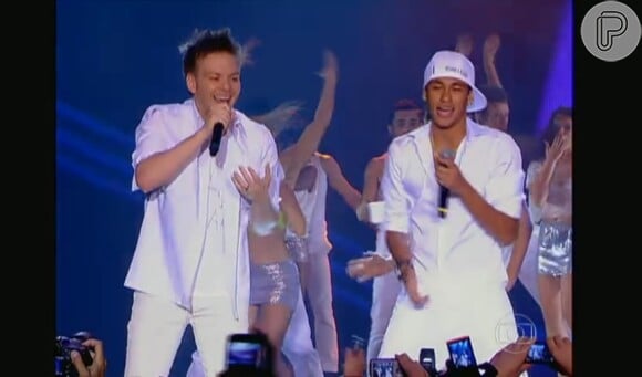 Neymar lembra participação em show de Michel Teló: 'Já tentei (cantar no palco), mas pra mim não dá', diz o jogador