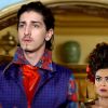 Ferdinando (Johnny Massaro) conta a Catarina (Juliana Paes) seu plano de beijar Gina (Paula Barbosa), em 'Meu Pedacinho de Chão'