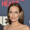 Angelina Jolie errou na quantidade de pó facial e apareceu parte do rosto e colo branco, na pré-estreia do filme “The Normal Heart” ao lado de Brad Pitt, em Nova York