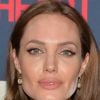 Angelina Jolie exagera no pó facial e exibe rosto branco ao lado de Brad Pitt em pré-estreia