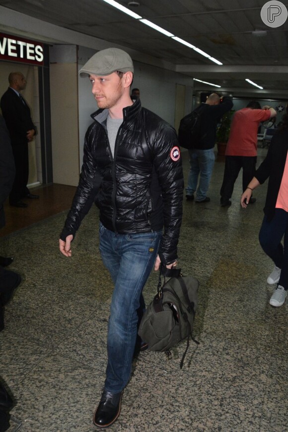 James McAvoy carreha uma bolsa ao desembarcar no Brasil para o lançamento de 'X-men'
