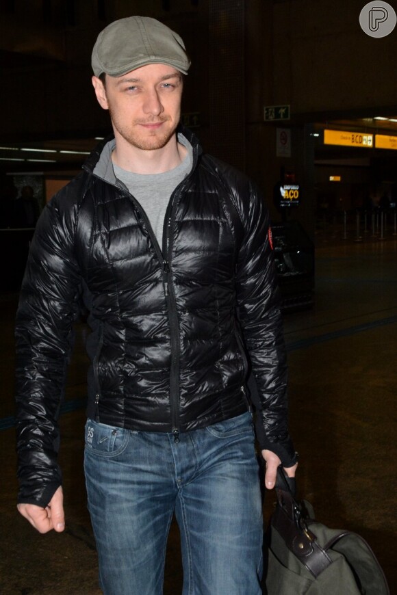 James McAvoy é simpático com o fotógrafo presente no aeroporto