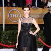 Anne Hathaway opta por um look preto total com transparências