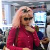 Bruna Linzmeyer embarcou no aeroporto Santos Dumont, no Rio de Janeiro, nesta quinta-feira, 15 de maio de 2014, e exibiu a raiz preta de seu cabelo.