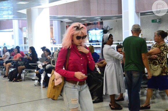 Bruna Linzmeyer embarcou no aeroporto Santos Dumont, no Rio de Janeiro, nesta quinta-feira, 15 de maio de 2014, e exibiu a raiz preta de seu cabelo.